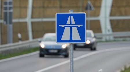 Ein blau-weisses Schild weist auf den Beginn der Autobahn hin. / Foto: Soeren Stache/dpa/Symbolbild
