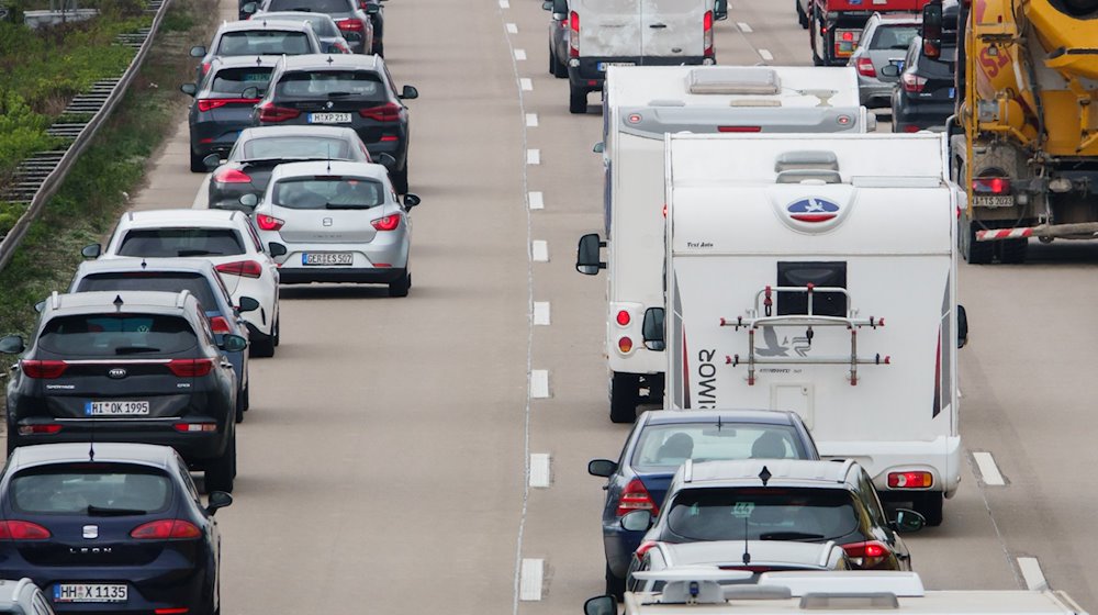 Autos stehen am Gründonnerstag auf der Autobahn A7 zwischen Hannover und Hildesheim im Stau. / Foto: Mia Bucher/dpa/Archivbild