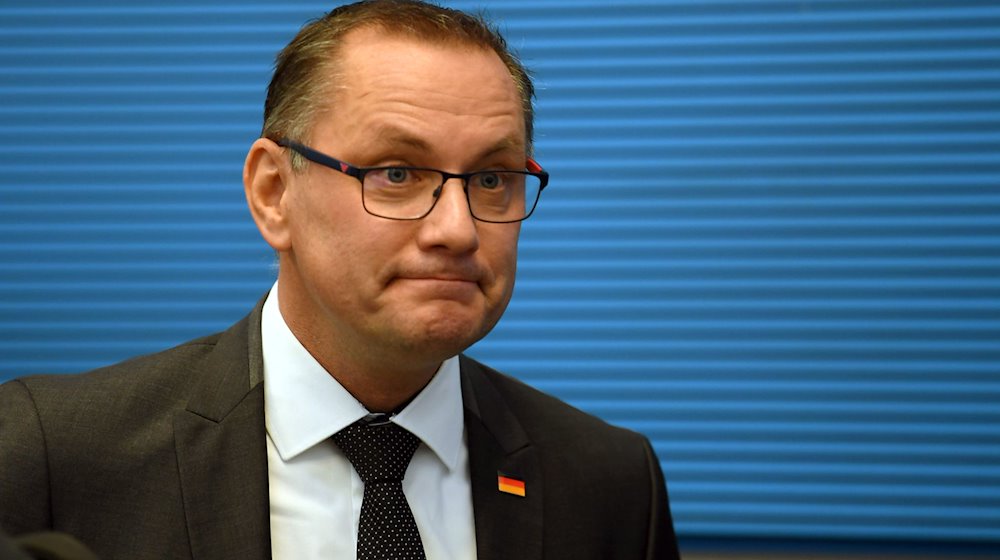 Tino Chrupalla, AfD-Bundesvorsitzender äußert sich am Rande einer Pressekonferenz zu dem Vorfall in Ingolstadt. / Foto: Serhat Kocak/dpa