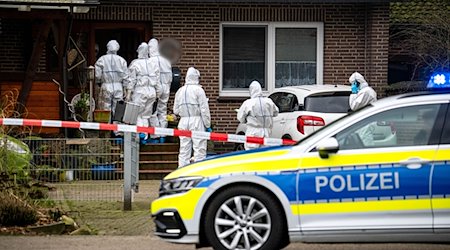 Beamte der Spurensicherung gehen zu einem Einfamilienhaus in der Gemeinde Scheeßel. / Foto: Sina Schuldt/dpa