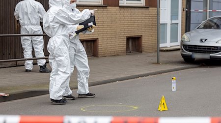 Beamte der Spurensicherung stehen am Tatort des Angriffs auf zwei Kinder, einige Meter von einer Schule entfernt. / Foto: Christoph Reichwein/dpa