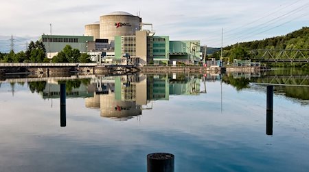 Das Kernkraftwerk Beznau spiegelt sich unweit der deutschen Grenze im Fluss Aare. / Foto: Alessandro Della Bella/KEYSTONE/dpa/ARchivbild