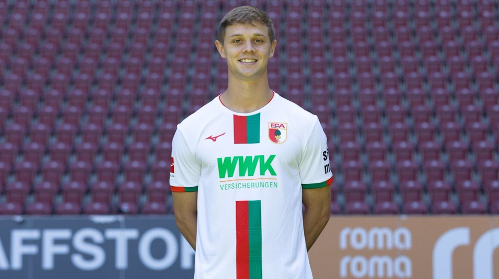 Robert Gumny bei einem Fototermin für den FC Augsburg. / Foto: Christian Kolbert/dpa