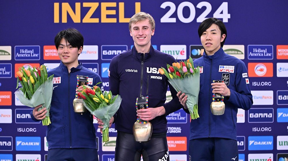 Shomu Sasaki (l-r, 2. Platz, Japan), Jordan Stolz (1. Platz, USA) und Riku Tsuchiya (3. Platz, Japan) freuen sich über ihre Platzierungen. / Foto: Peter Kneffel/dpa