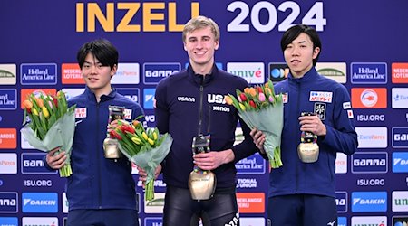 Shomu Sasaki (l-r, 2. Platz, Japan), Jordan Stolz (1. Platz, USA) und Riku Tsuchiya (3. Platz, Japan) freuen sich über ihre Platzierungen. / Foto: Peter Kneffel/dpa