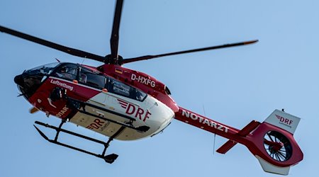 Ein Rettungshubschrauber der Deutschen Rettungsflugwacht (DRF) fliegt in der Luft. / Foto: Stefan Sauer/dpa/Archivbild