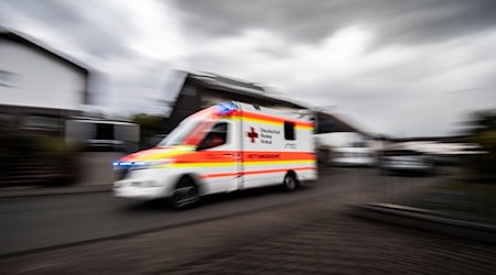 Ein Rettungswagen fährt durch eine Straße. / Foto: Boris Roessler/dpa