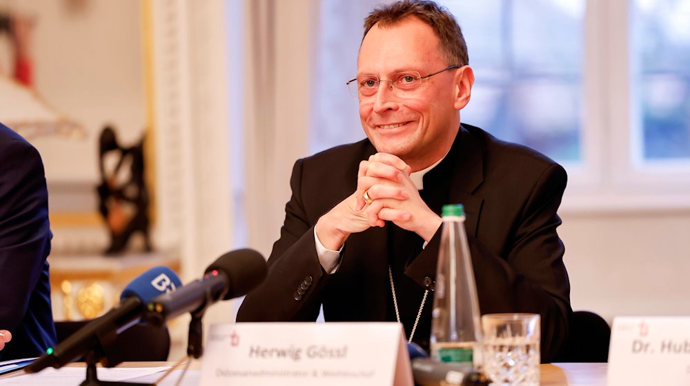 Der neue Bamberger Bischof Herwig Gössl (M) lächelt während der Pressekonferenz. / Foto: Daniel Löb/dpa/Archivbild