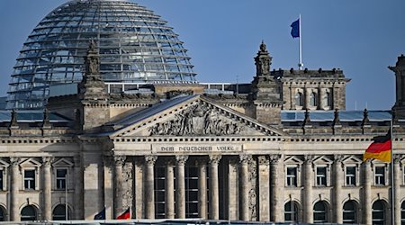 Blick vom Bundeskanzleramt auf die Kuppel von dem Reichstagsgebäude mit dem Bundestag. / Foto: Philipp Znidar/dpa