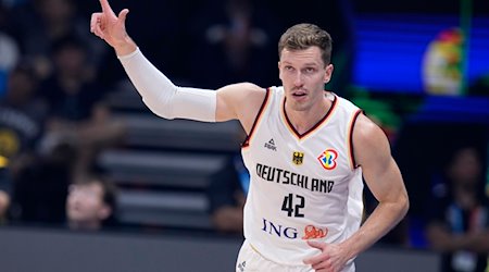 Andreas Obst aus Deutschland jubelt während der Partie. Von der NBA träumt der Bayern-Profi weiterhin. / Foto: Michael Conroy/AP/dpa