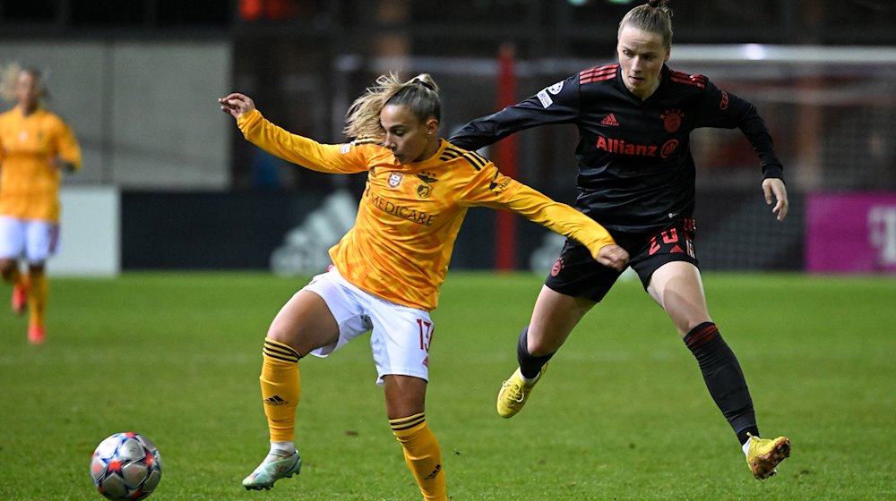 Franziska Kett (r) von München und Lucia Alves von Lissabon kämpfen um den Ball. / Foto: Sven Hoppe/dpa