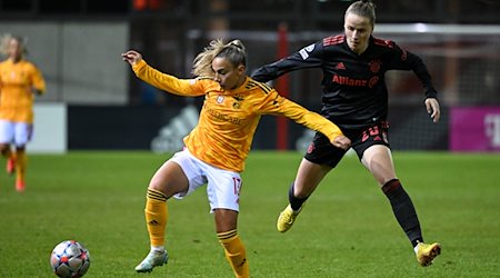Franziska Kett (r) von München und Lucia Alves von Lissabon kämpfen um den Ball. / Foto: Sven Hoppe/dpa