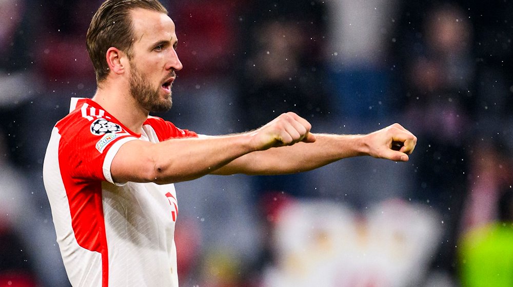 Münchens Harry Kane jubelt nach dem Spiel und bedankt sich bei den Fans für die Unterstützung. / Foto: Tom Weller/dpa