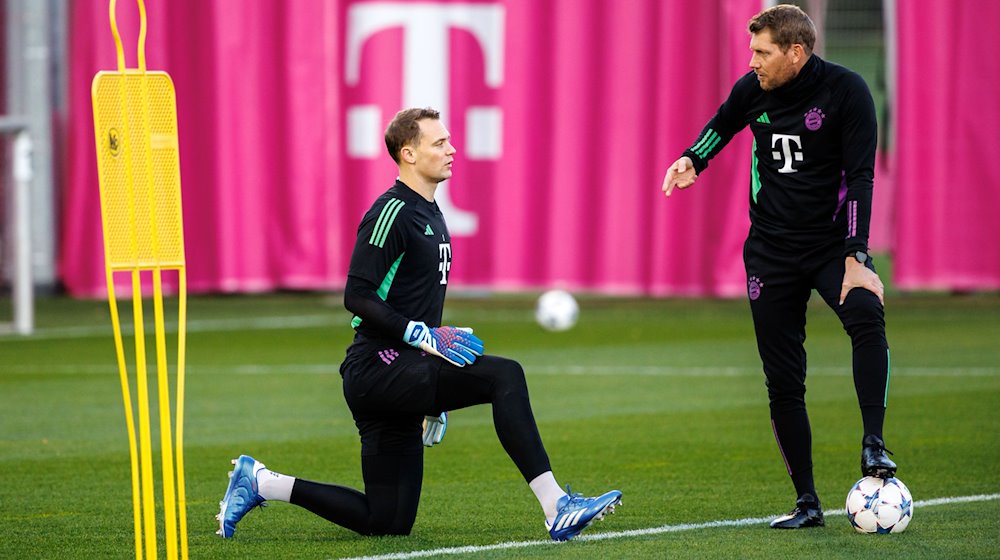 Torwarttrainer Michael Rechner (r) spricht mit Torwart Manuel Neuer vom FC Bayern München. / Foto: Matthias Balk/dpa/Archiv