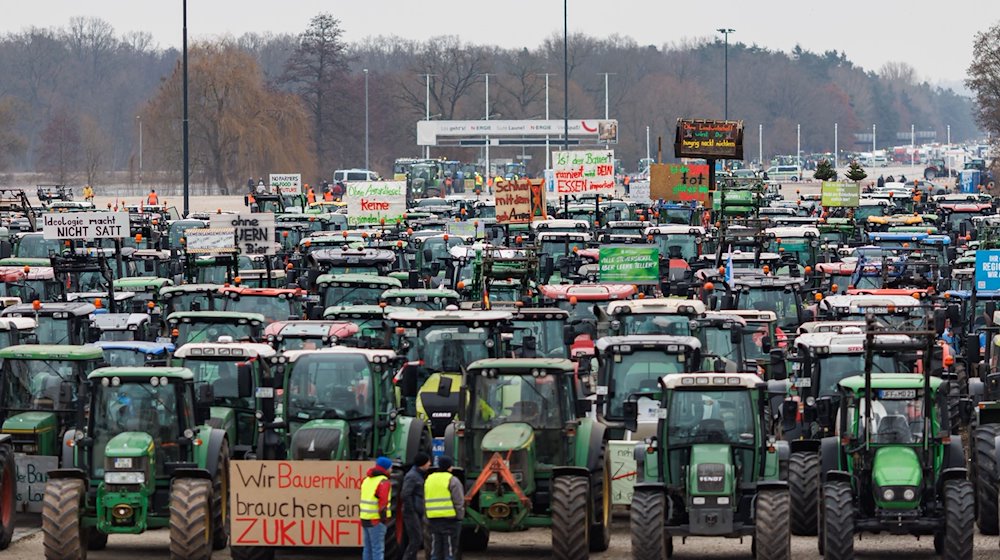 Zahlreiche Traktoren stehen während einer Kundgebung auf dem Volksfestplatz. / Foto: Daniel Karmann/dpa