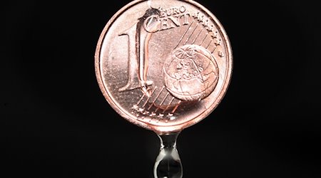Wasser tropft von einer Ein-Cent-Münze. / Foto: Fredrik von Erichsen/dpa/Archivbild
