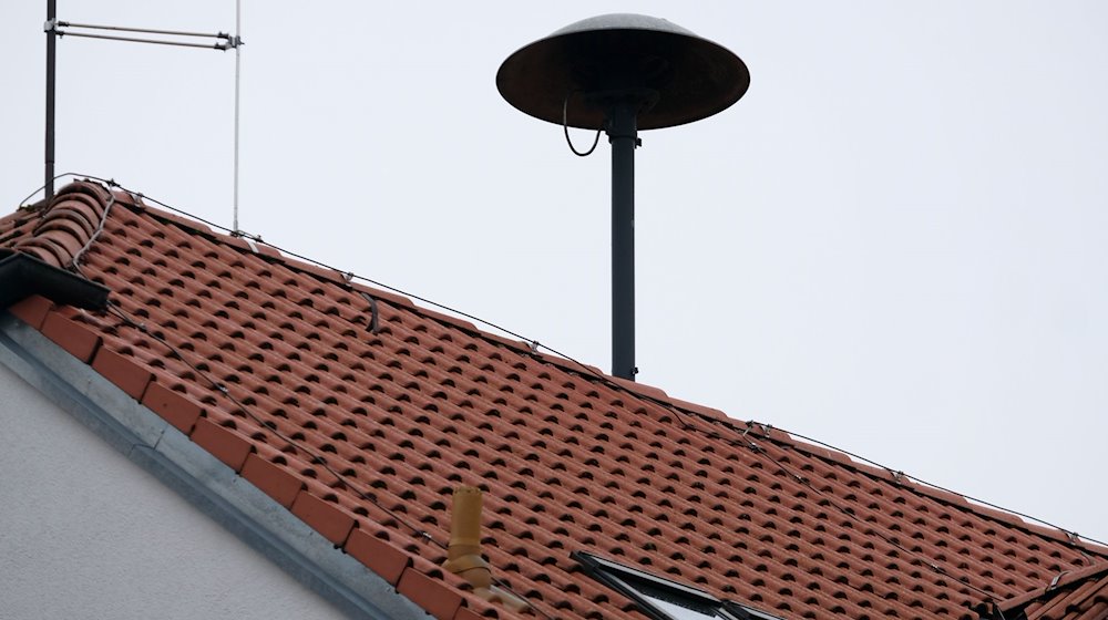 Eine Sirene auf dem Dach des Rathauses in Hohenschäftlarn. / Foto: Stephan Jansen/dpa