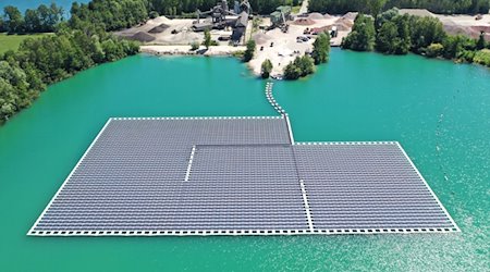 Eine schwimmende Photovoltaik-Anlage auf einem Baggersee. / Foto: Benedikt Spether/dpa