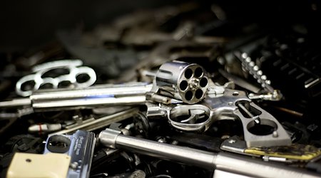 Diverse Waffen liegen in einem Behälter für Waffenstahl im Bayerischen Landeskriminalamt. / Foto: Victoria Bonn-Meuser/dpa