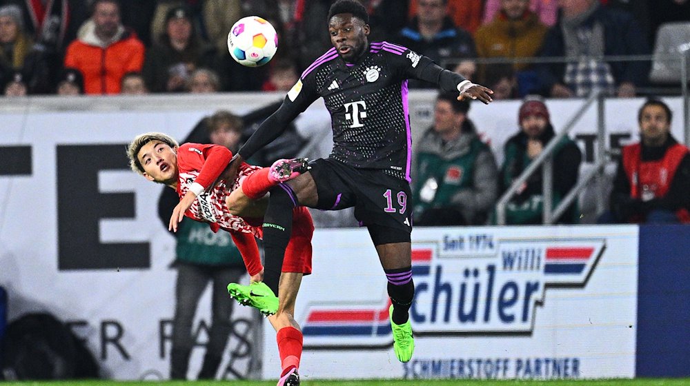 Freiburgs Ritsu Doan (l) und Münchens Alphonso Davies in Aktion. / Foto: Tom Weller/dpa