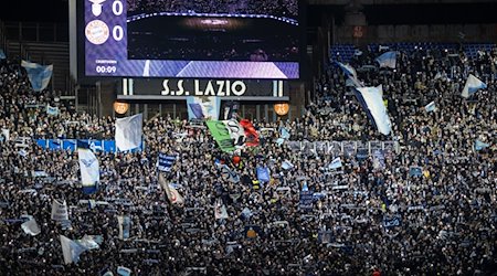 Die Fans von Lazio Rom feuern ihre Mannschaft an. / Foto: Sven Hoppe/dpa