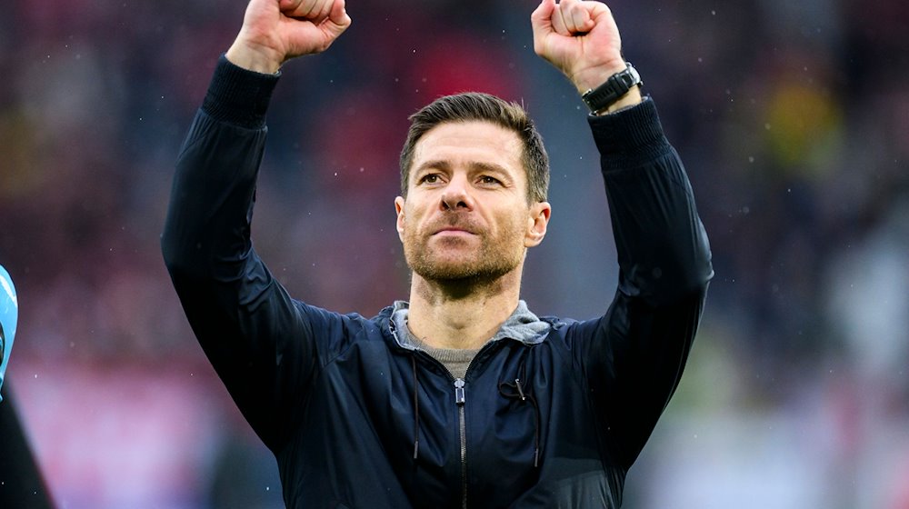 Leverkusens Trainer Xabi Alonso jubelt nach dem Spiel. / Foto: Tom Weller/dpa