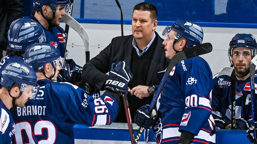 Trainer Tom Pokel von Straubing spricht mit seiner Mannschaft. / Foto: Armin Weigel/dpa/Archivbild