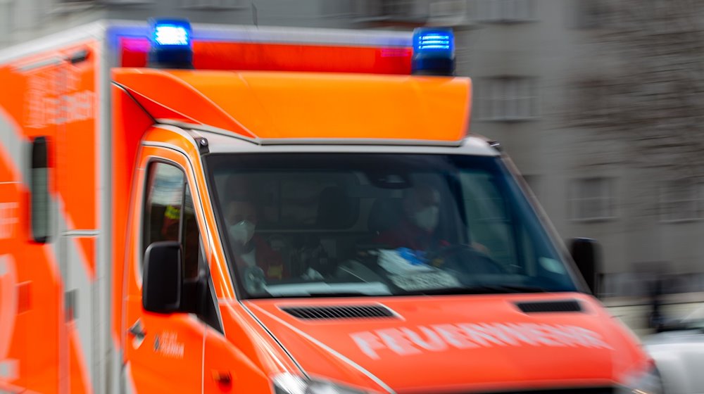 Ein Rettungswagen der Feuerwehr fährt auf einer Straße. / Foto: Fernando Gutierrez-Juarez/dpa/Symbolbild