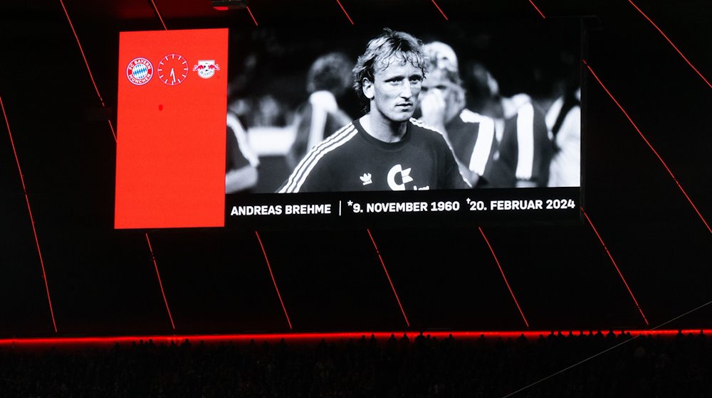 Ein Foto von Andreas Brehme ist während einer Gedenkminute im Stadion auf einer Anzeigentafel zu sehen. / Foto: Sven Hoppe/dpa
