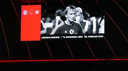 Ein Foto von Andreas Brehme ist während einer Gedenkminute im Stadion auf einer Anzeigentafel zu sehen. / Foto: Sven Hoppe/dpa