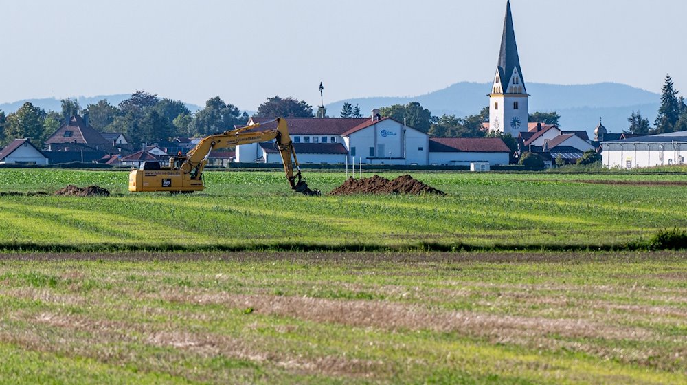 Ein Feld zwischen Irlbach und Straßkirchen, im Hintergrund die Pfarrkirche St. Stephanus in Straßkirchen. / Foto: Armin Weigel/dpa/Archivbild