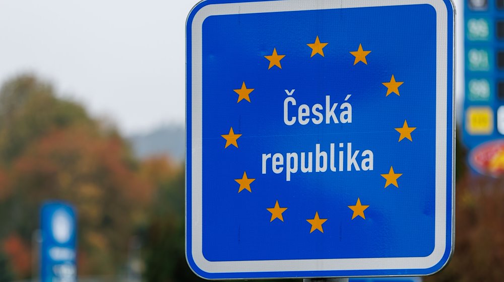 Ein Hinweisschild steht am Grenzübergang Furth im Wald - Ceska Kubice. / Foto: Daniel Karmann/dpa