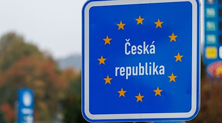 Ein Hinweisschild steht am Grenzübergang Furth im Wald - Ceska Kubice. / Foto: Daniel Karmann/dpa