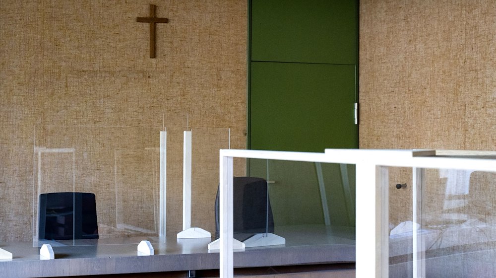 Ein Kreuz hängt im Landgericht in einem Sitzungssaal. / Foto: Sven Hoppe/dpaArchivbild