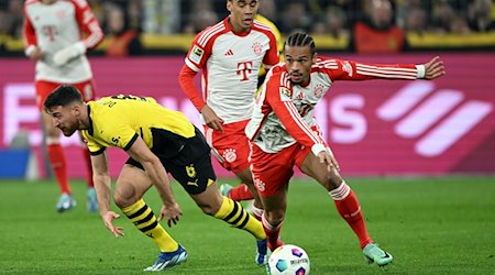 Dortmunds Salih Özcan (l) und Bayerns Leroy Sane kämpfen um den Ball. / Foto: Federico Gambarini/dpa