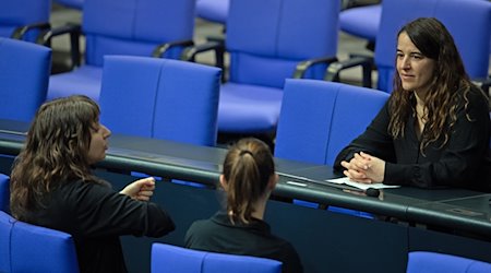 Heike Heubach (R, SPD), erste gehörlose Bundestagsabgeordnete, erhält von ihren Dolmetscherinnen eine Übersetzung. / Foto: Jonathan Penschek/dpa