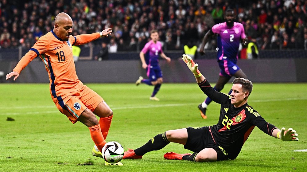 Niederlandes Donyell Malen (l) gegen Deutschlands Torwart Marc-André ter Stegen. / Foto: Tom Weller/dpa