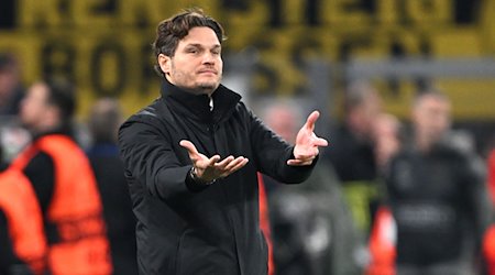 Dortmunds Trainer Edin Terzic gibt Anweisungen an der Seitenlinie. / Foto: Federico Gambarini/dpa