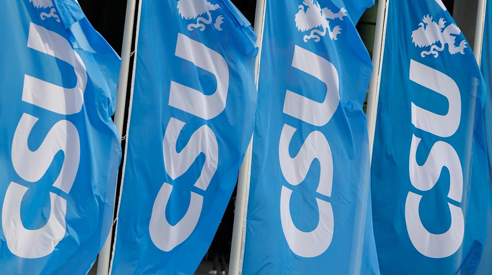 Flaggen der CSU wehen am Rande der CSU-Delegiertenversammlung zur Europawahl vor dem Messezentrum. / Foto: Daniel Karmann/dpa
