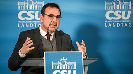 Klaus Holetschek (CSU), CSU-Fraktionsvorsitzender im Bayerischen Landtag, spricht bei einer Pressekonferenz. / Foto: Daniel Vogl/dpa