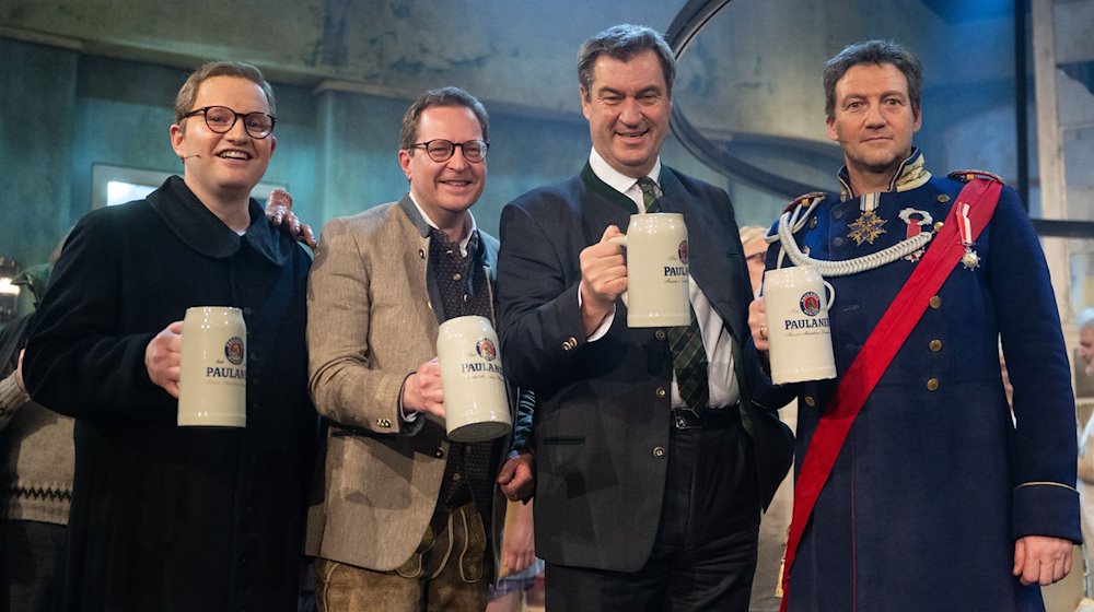 Martin Huber (2.v.l.), CSU-Generalsekretär, sein Double Roland Schreglmann (l) und Markus Söder (2.v.r., CSU), Ministerpräsident von Bayern, und sein Double Thomas Unger stehen nach dem Singspiel zusammen. / Foto: Sven Hoppe/dpa