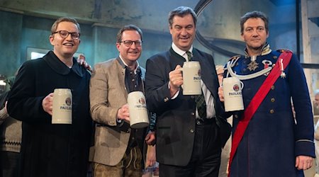 Martin Huber (2.v.l.), CSU-Generalsekretär, sein Double Roland Schreglmann (l) und Markus Söder (2.v.r., CSU), Ministerpräsident von Bayern, und sein Double Thomas Unger stehen nach dem Singspiel zusammen. / Foto: Sven Hoppe/dpa