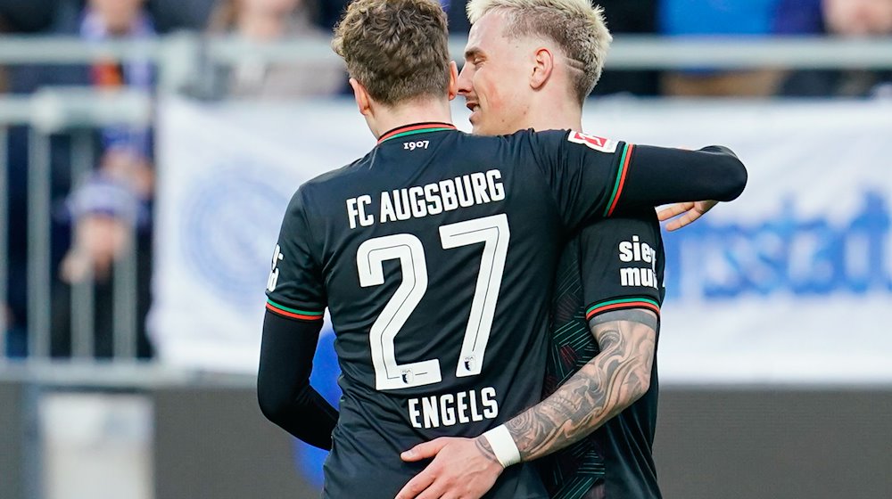 Augsburgs Torschütze Phillip Tietz (r) jubelt mit Augsburgs Arne Engels über das Tor zum 0:6. / Foto: Uwe Anspach/dpa