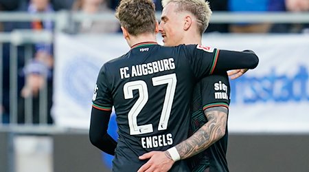 Augsburgs Torschütze Phillip Tietz (r) jubelt mit Augsburgs Arne Engels über das Tor zum 0:6. / Foto: Uwe Anspach/dpa