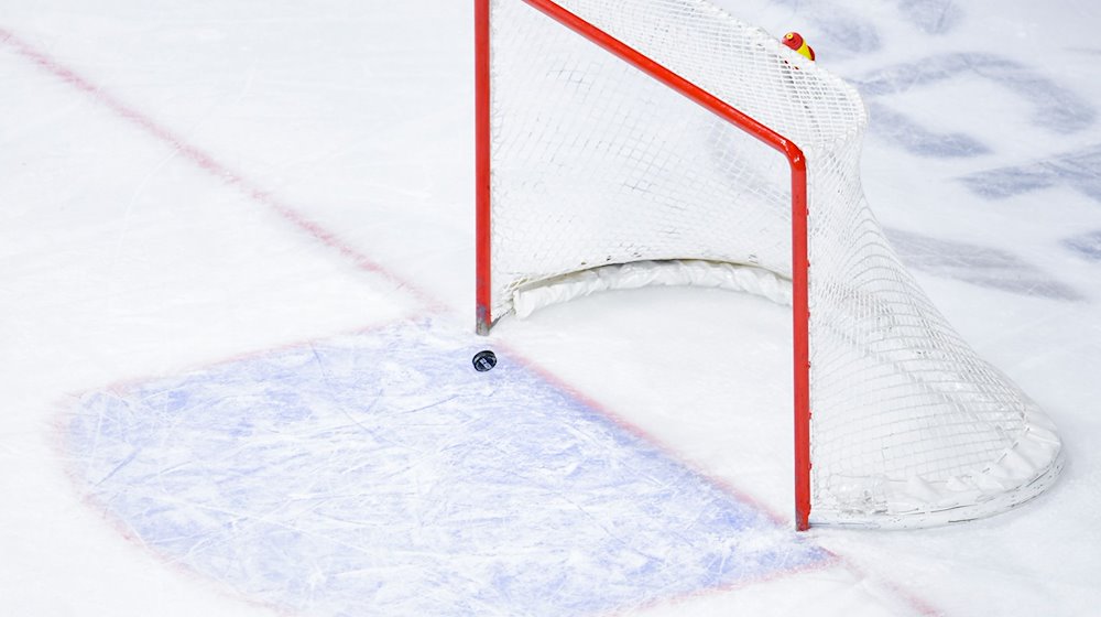 Ein Puck fliegt in ein leeres Eishockey-Tor. / Foto: Uwe Anspach/Deutsche Presse-Agentur GmbH/dpa/Symbolbild