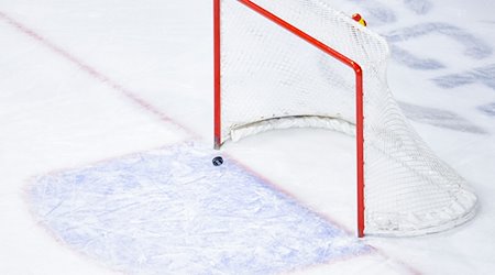 Ein Puck fliegt in ein leeres Eishockey-Tor. / Foto: Uwe Anspach/Deutsche Presse-Agentur GmbH/dpa/Symbolbild