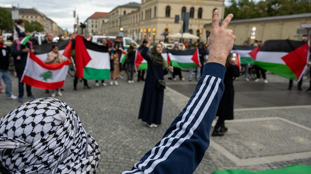 Teilnehmer einer Pro-Palästina Kundgebung im Oktober 2023 am Odeonsplatz in München. / Foto: Stefan Puchner/dpa