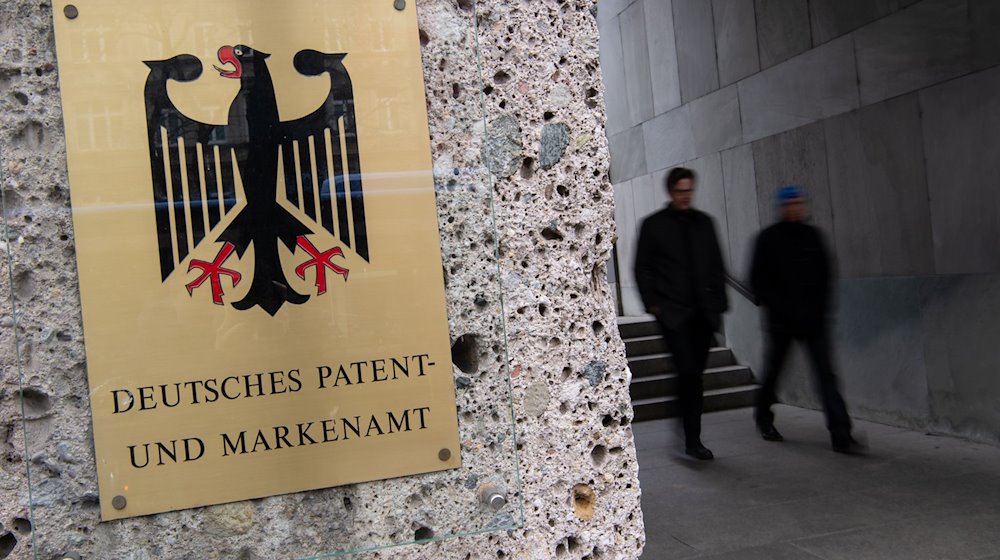 Ein Schild mit der Aufschrift «Deutsches Patent- und Markenamt» am Haupteingang der Bundesbehörde in München. / Foto: Sven Hoppe/dpa