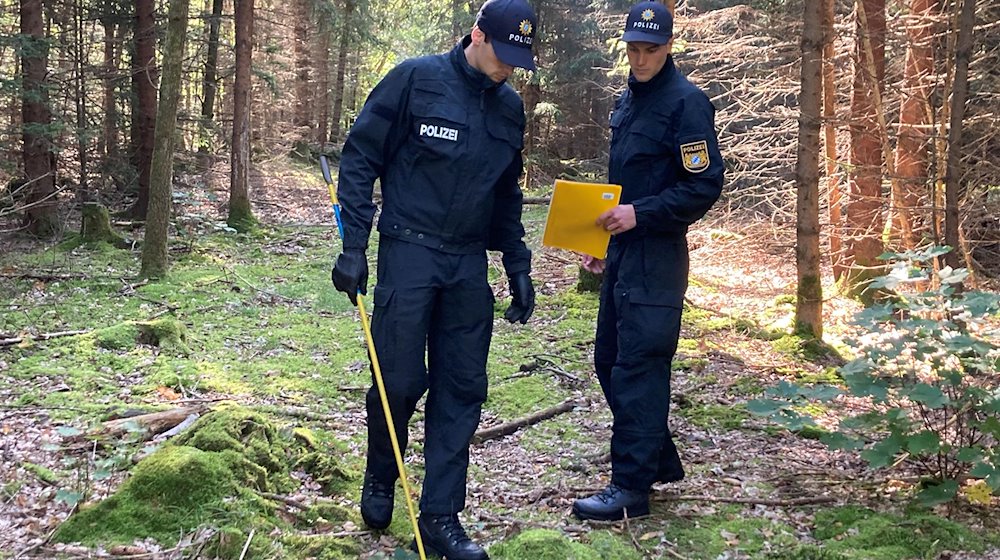 Zwei Polizisten stehen im Perlacher Forst. / Foto: Sabine Dobel/dpa/Archivbild