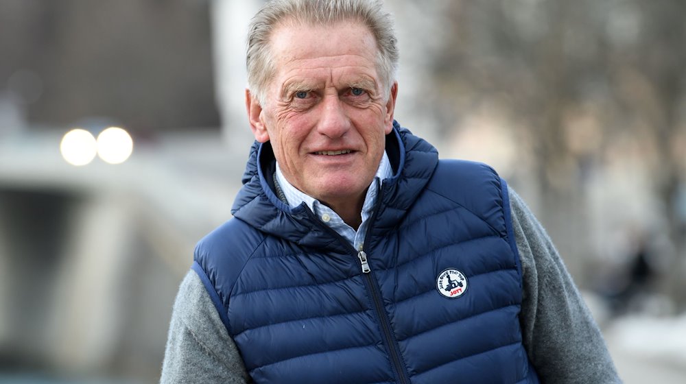 Hans Zach, ehemaliger Eishockey-Bundestrainer, steht am Ufer der Isar. / Foto: Sven Hoppe/dpa/Archivbild